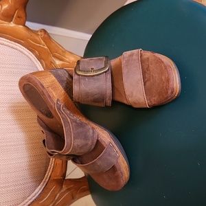 Platform sandal in leather